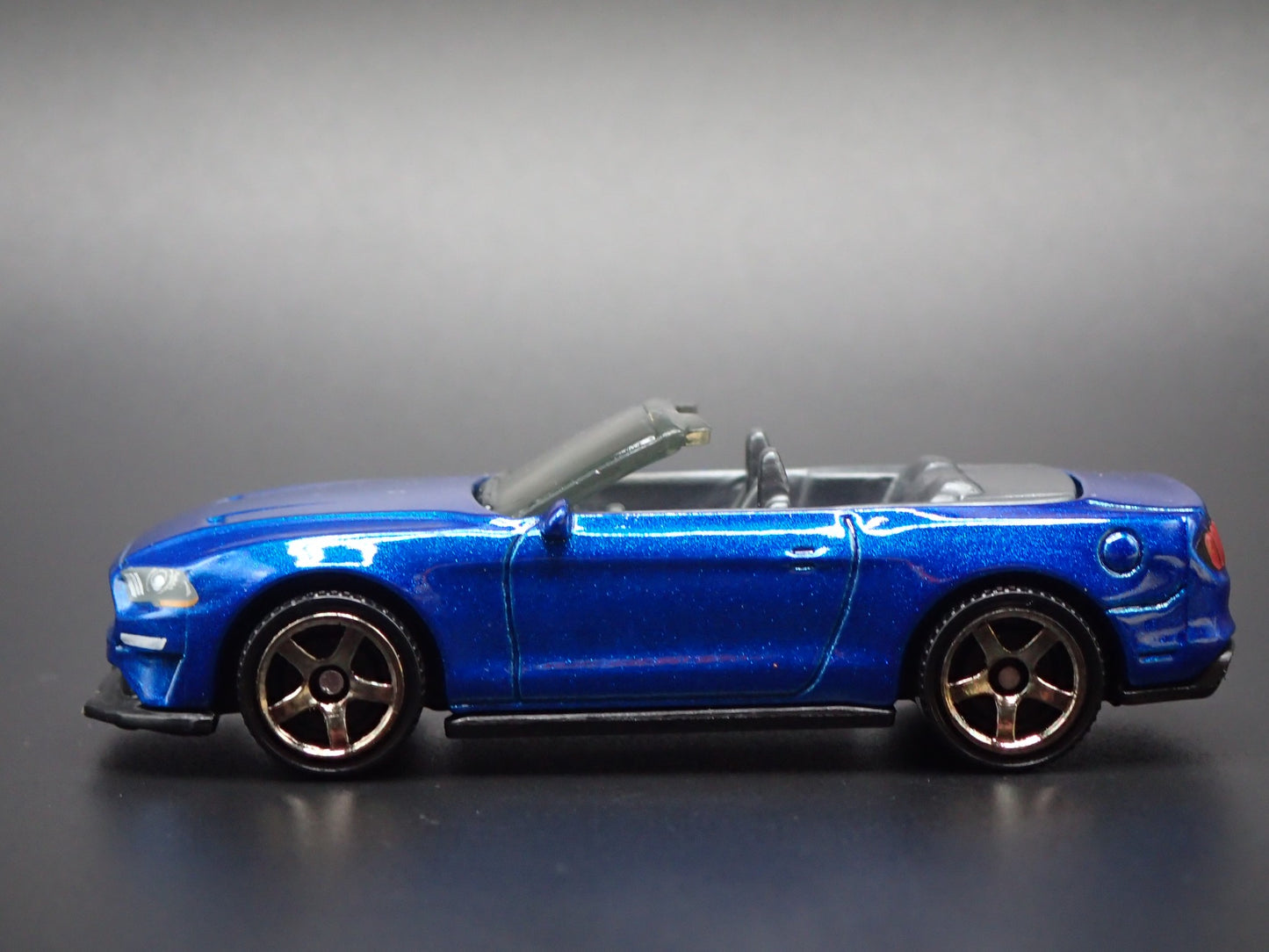 2018-2023 FORD MUSTANG CONVERTIBLE BLUE 1/64 SCALE DIORAMA DIECAST MODEL CAR