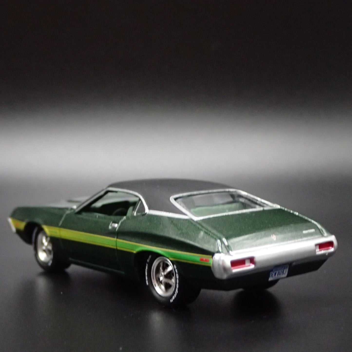 1972 72 FORD GRAN TORINO SPORT CLINT EASTWOOD MOVIE 1:64 SCALE DIECAST MODEL CAR