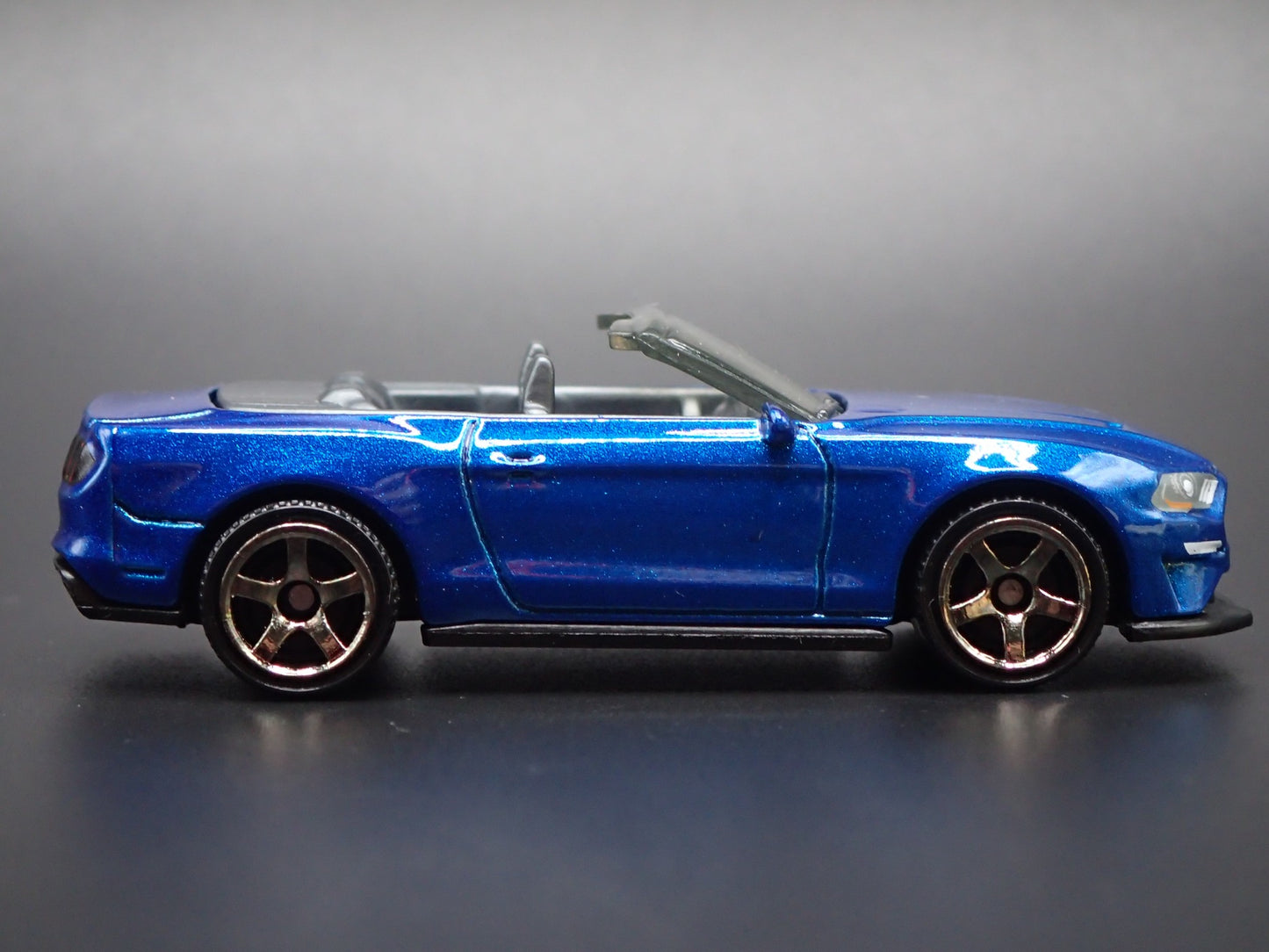 2018-2023 FORD MUSTANG CONVERTIBLE BLUE 1/64 SCALE DIORAMA DIECAST MODEL CAR