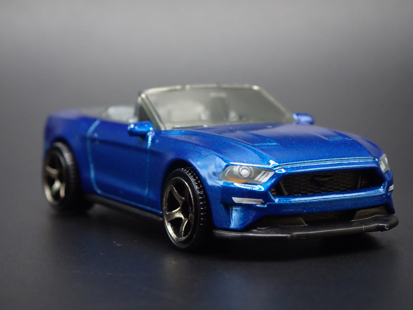 2018-2023 FORD MUSTANG CONVERTIBLE BLUE 1/64 SCALE DIORAMA DIECAST MODEL CAR