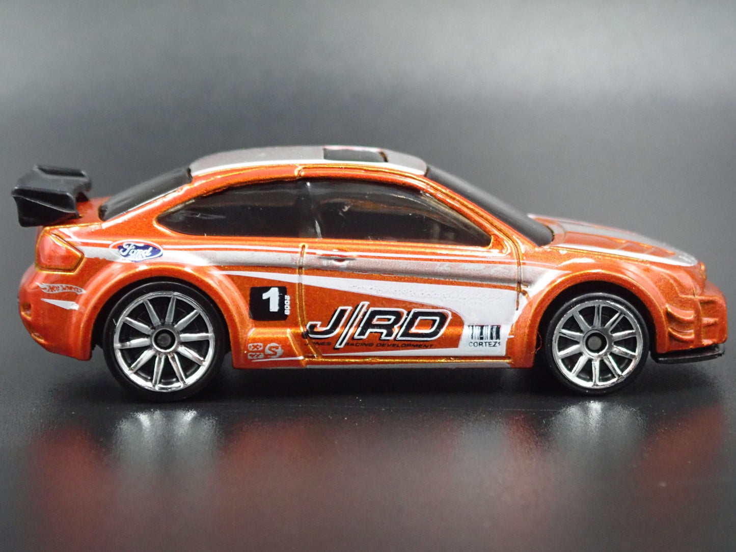 2004-2011 FORD FOCUS RED RARE 1:64 SCALE COLLECTIBLE DIORAMA DIECAST MODEL CAR