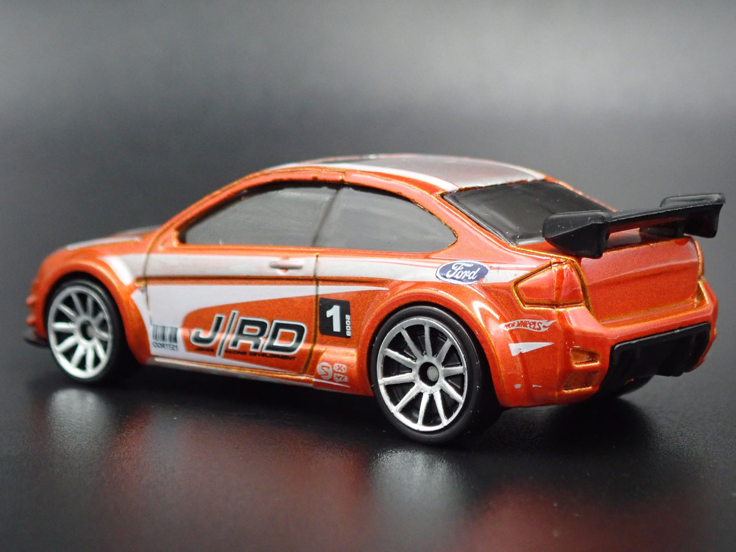 2004-2011 FORD FOCUS RED RARE 1:64 SCALE COLLECTIBLE DIORAMA DIECAST MODEL CAR