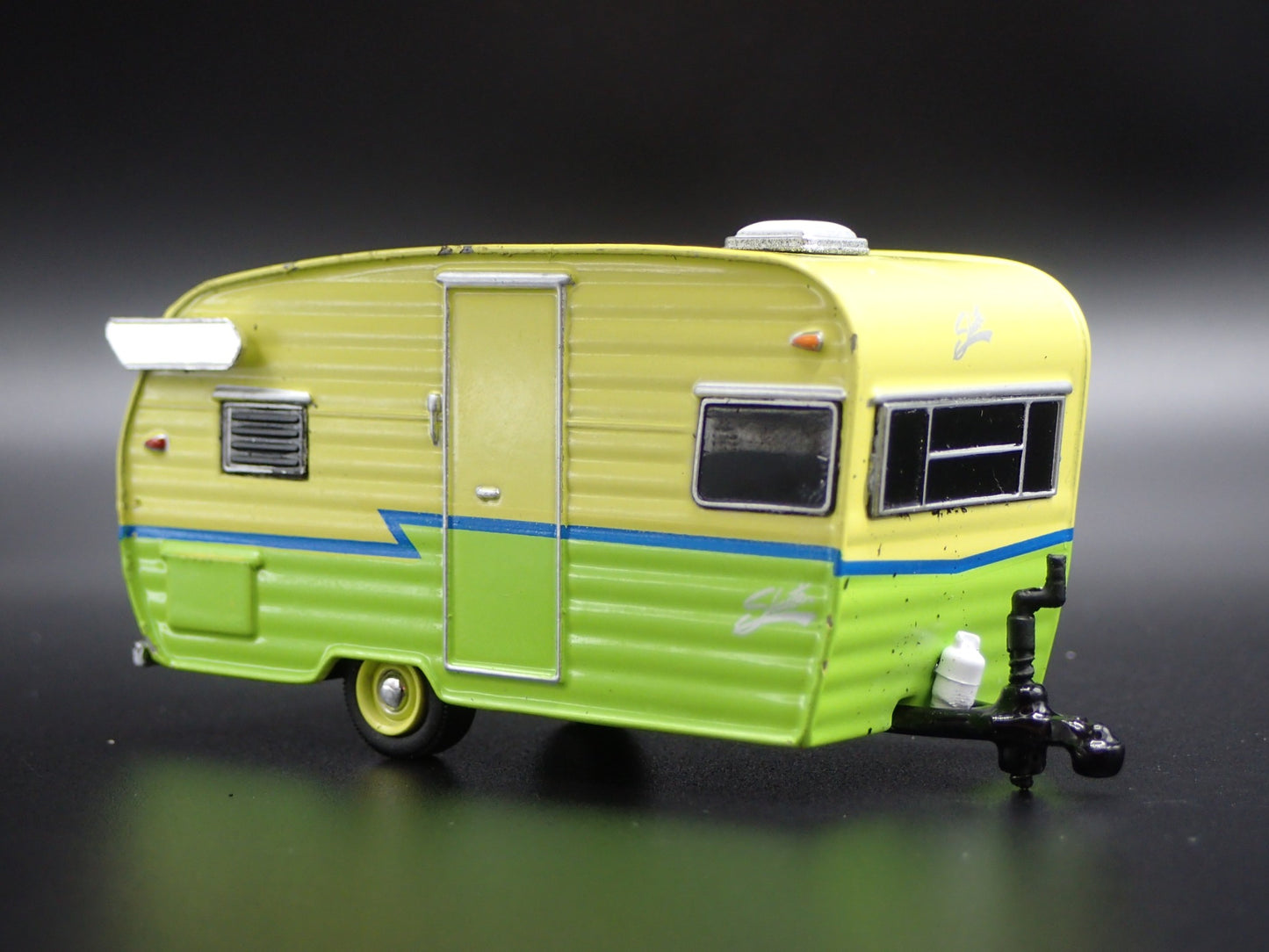 1962 62 SHASTA AIRFLYTE TRAILER CAMPER RARE 1:64 SCALE DIORAMA DIECAST MODEL CAR