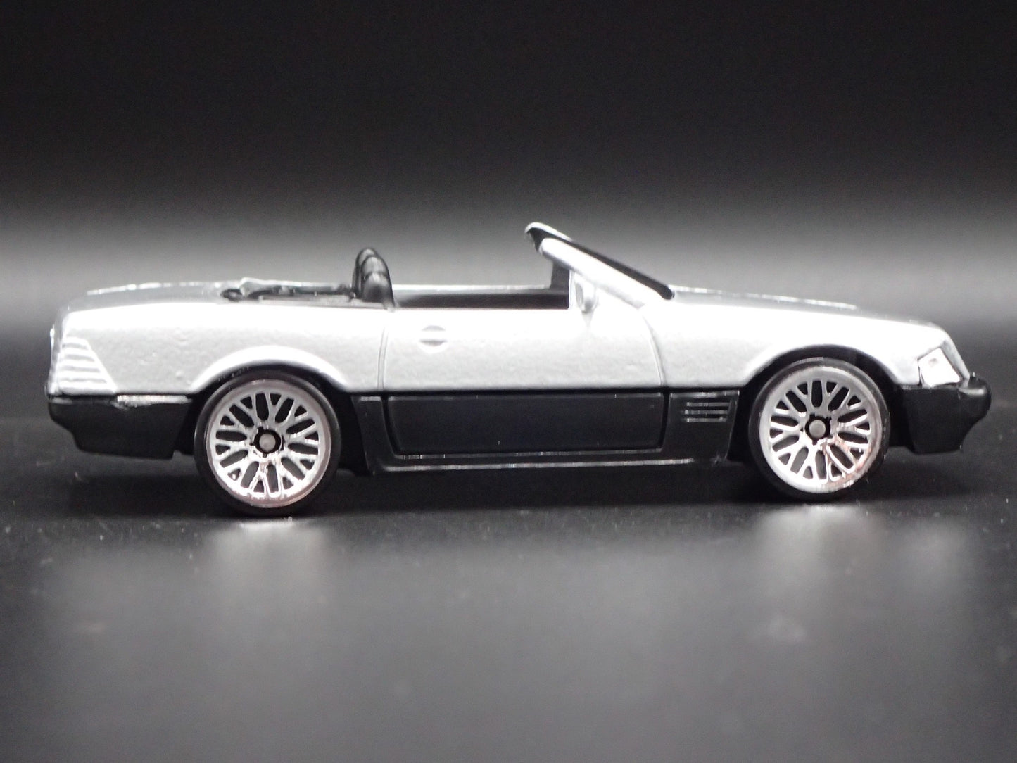 1998-2001 MERCEDES-BENZ 500 SL CONVERTIBLE 1:64 SCALE DIORAMA DIECAST MODEL CAR