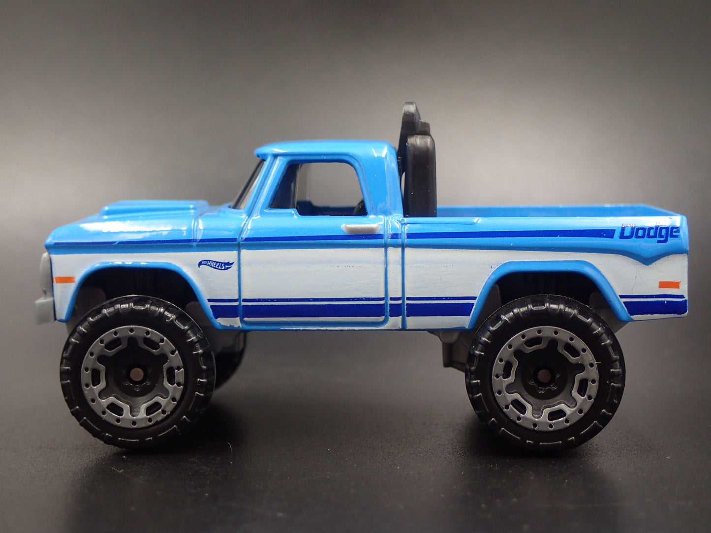 1970 70 DODGE POWER WAGON PICKUP TRUCK BLUE 1:64 SCALE DIORAMA DIECAST MODEL CAR