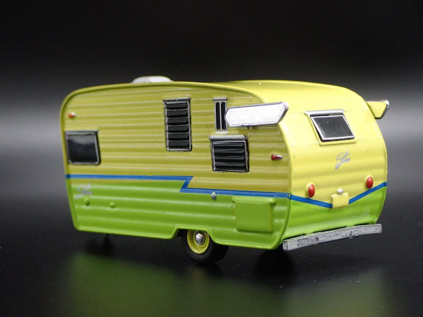 1962 62 SHASTA AIRFLYTE TRAILER CAMPER RARE 1:64 SCALE DIORAMA DIECAST MODEL CAR