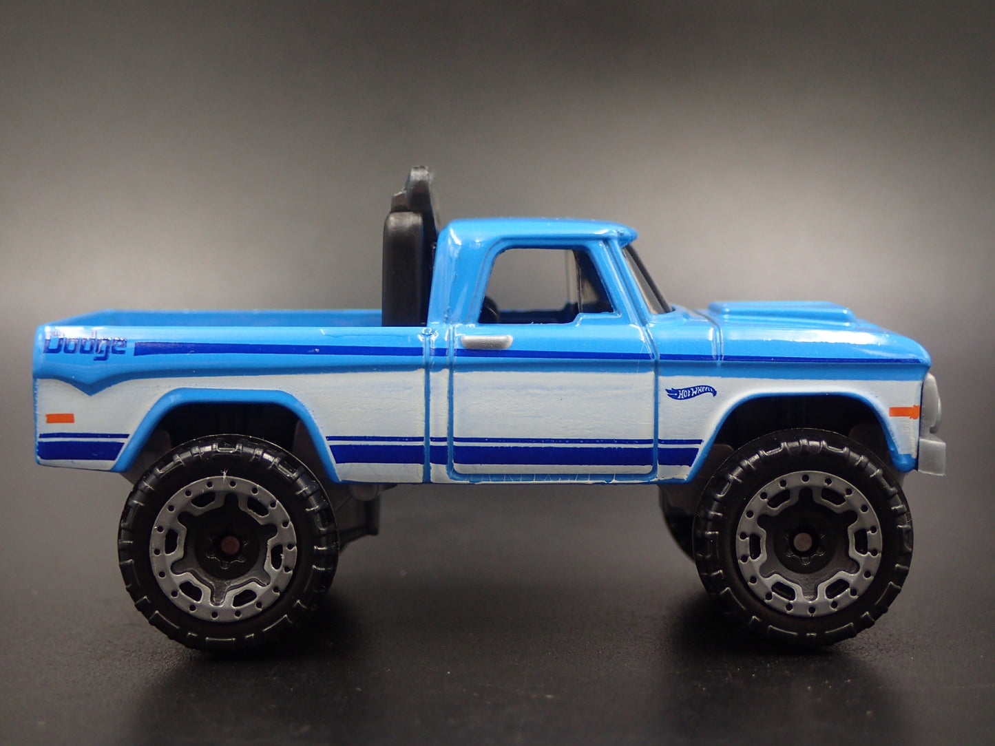 1970 70 DODGE POWER WAGON PICKUP TRUCK BLUE 1:64 SCALE DIORAMA DIECAST MODEL CAR