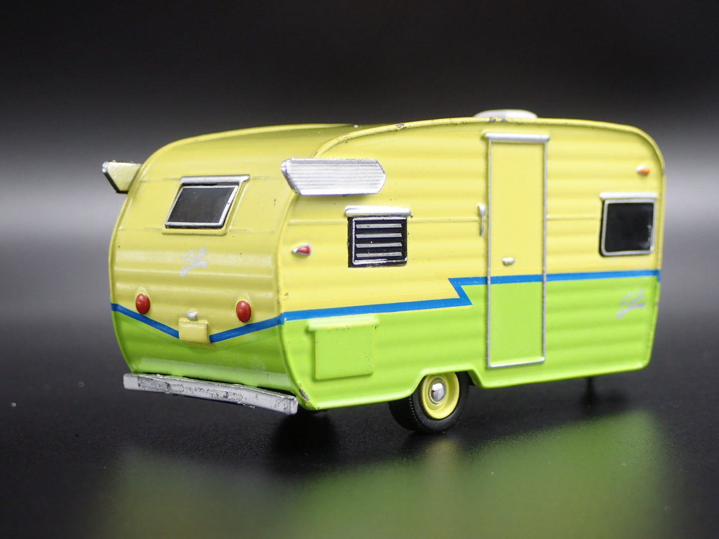 1962 62 SHASTA AIRFLYTE TRAILER CAMPER RARE 1:64 SCALE DIORAMA DIECAST MODEL CAR