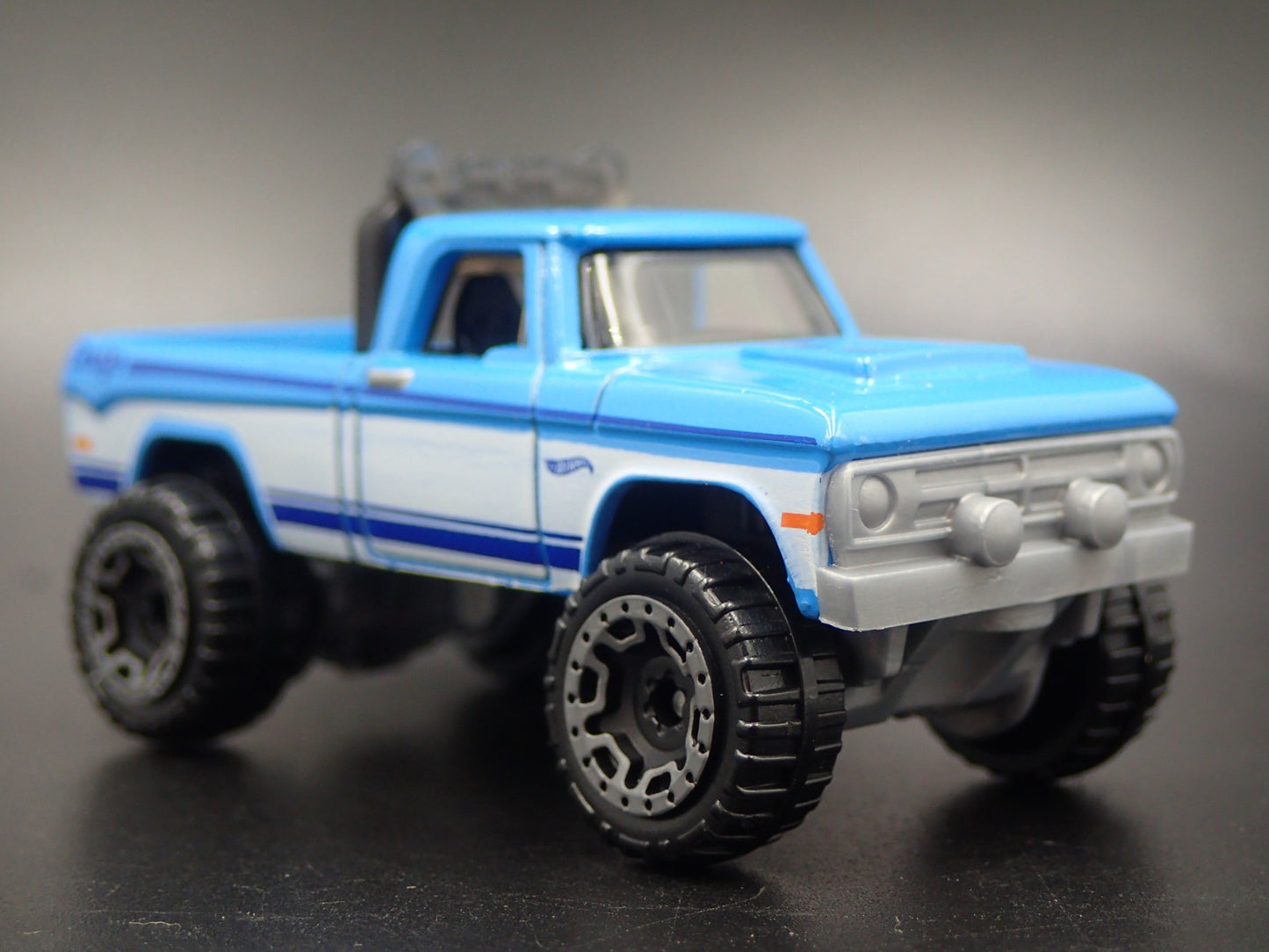 1970 70 DODGE POWER WAGON PICKUP TRUCK BLUE 1:64 SCALE DIORAMA DIECAST MODEL CAR