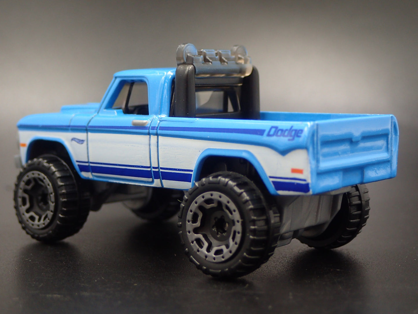 1970 70 DODGE POWER WAGON PICKUP TRUCK BLUE 1:64 SCALE DIORAMA DIECAST MODEL CAR