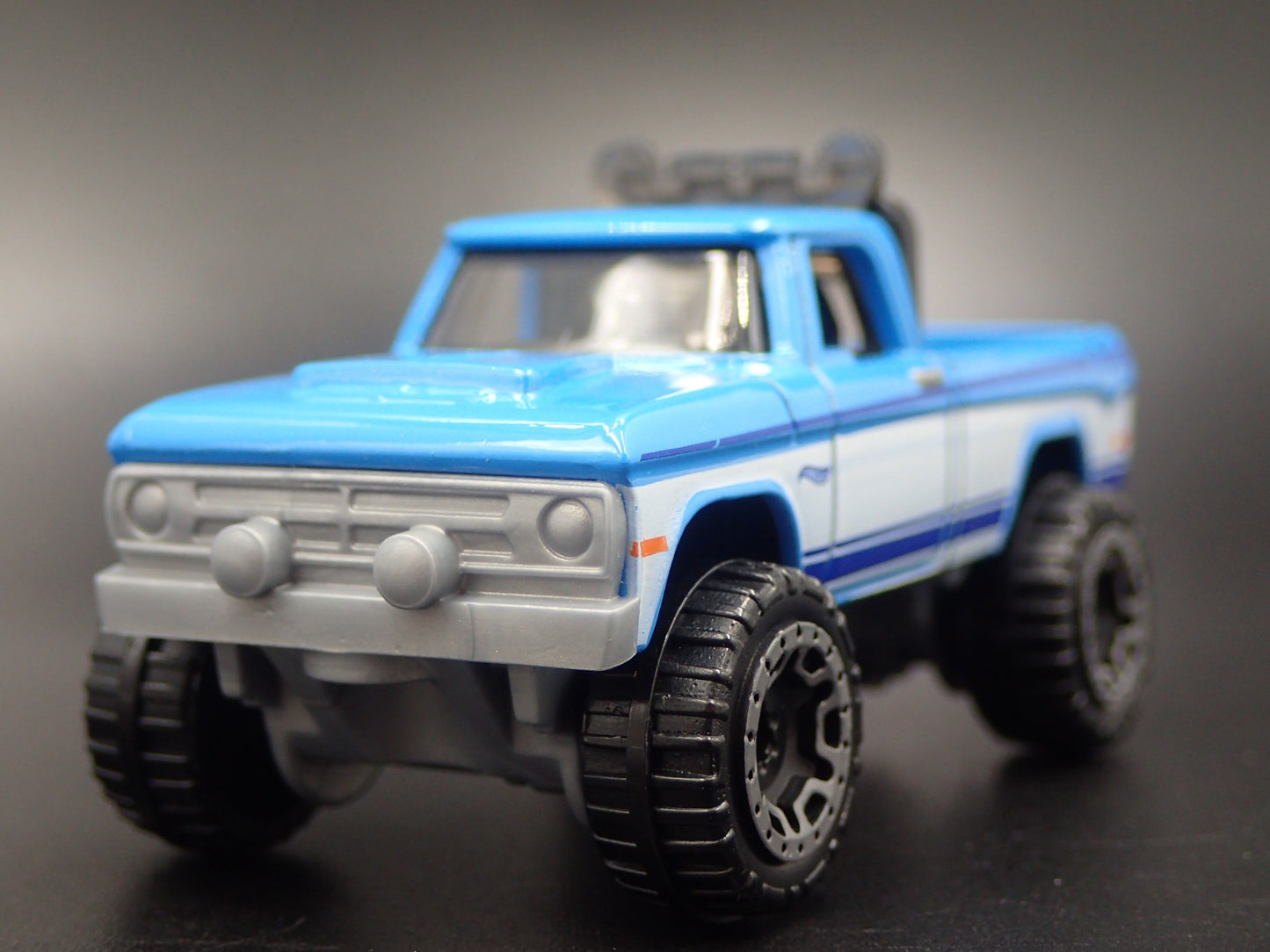 1970 70 DODGE POWER WAGON PICKUP TRUCK BLUE 1:64 SCALE DIORAMA DIECAST MODEL CAR