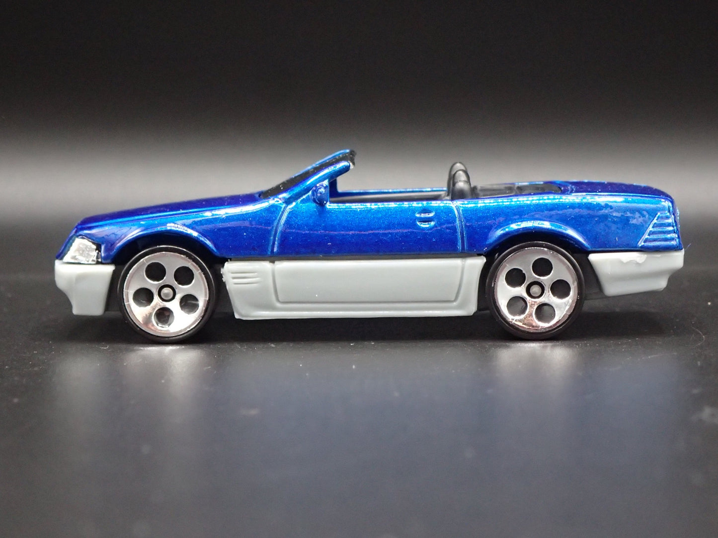 1988-2001 MERCEDES-BENZ 500 SL CONVERTIBLE 1:64 SCALE DIORAMA DIECAST MODEL CAR