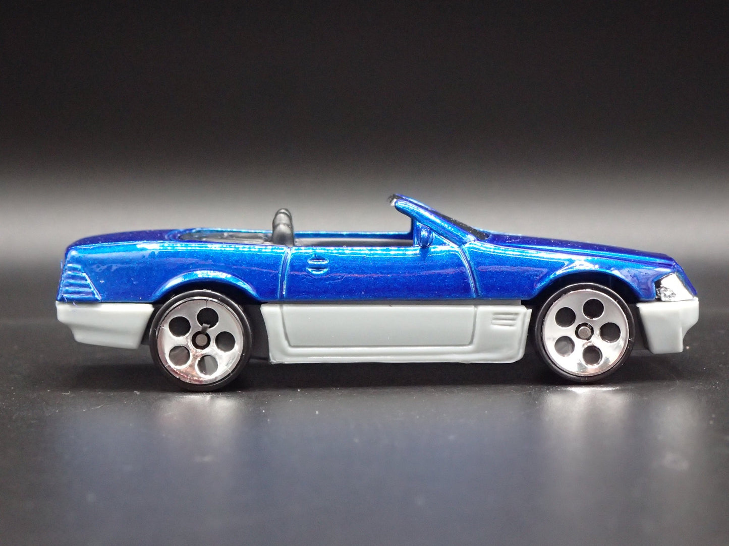 1988-2001 MERCEDES-BENZ 500 SL CONVERTIBLE 1:64 SCALE DIORAMA DIECAST MODEL CAR