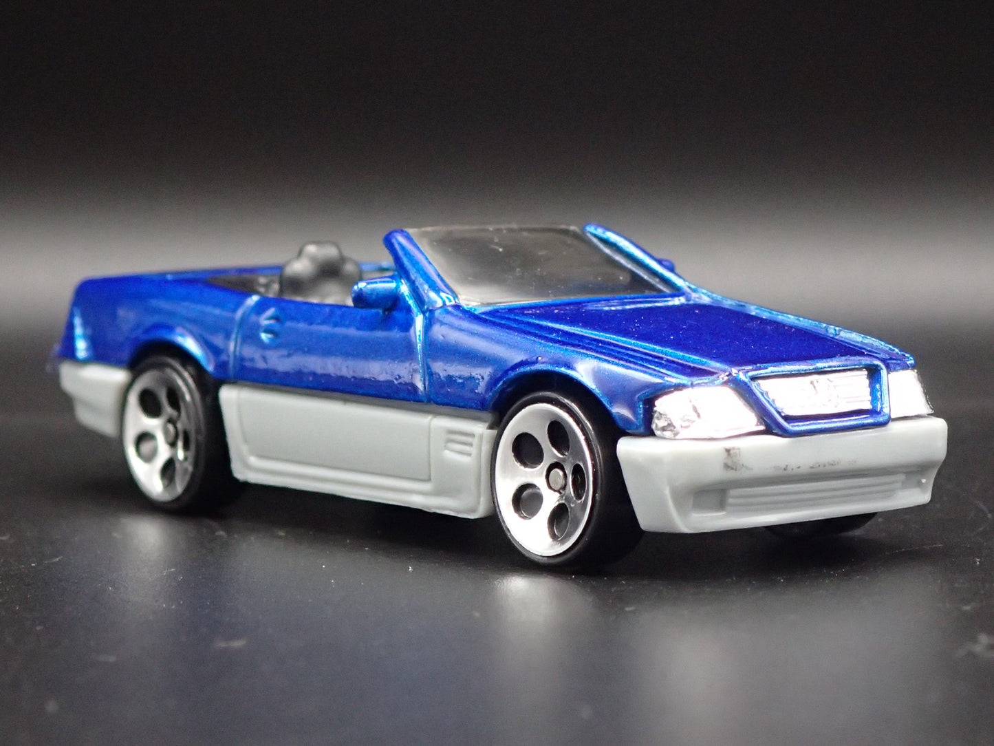 1988-2001 MERCEDES-BENZ 500 SL CONVERTIBLE 1:64 SCALE DIORAMA DIECAST MODEL CAR