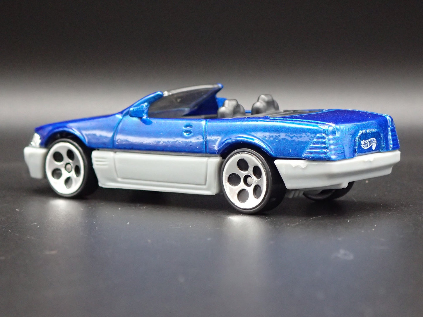 1988-2001 MERCEDES-BENZ 500 SL CONVERTIBLE 1:64 SCALE DIORAMA DIECAST MODEL CAR