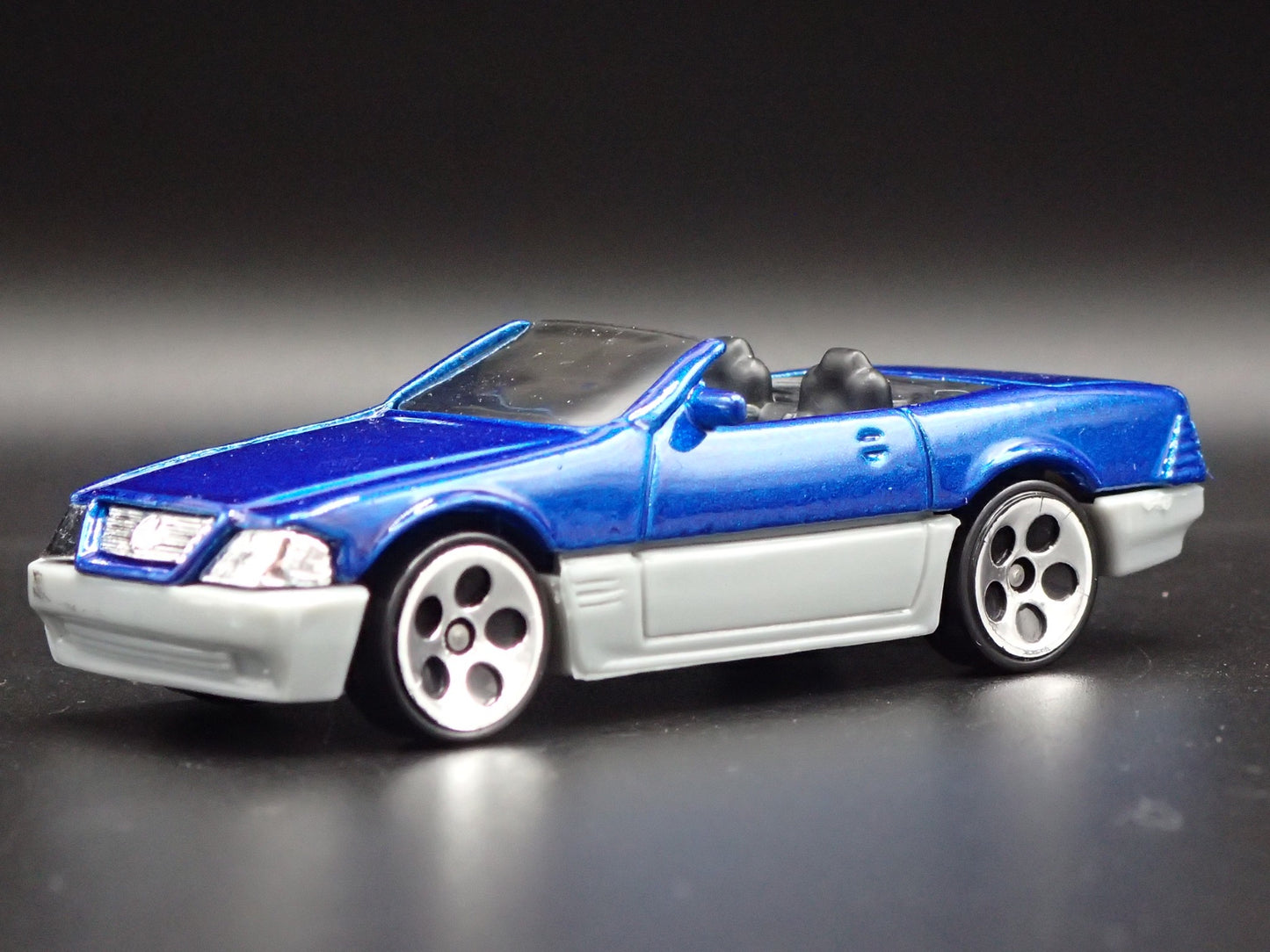 1988-2001 MERCEDES-BENZ 500 SL CONVERTIBLE 1:64 SCALE DIORAMA DIECAST MODEL CAR