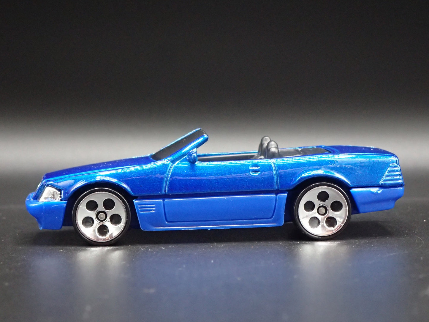 1988-2001 MERCEDES-BENZ 500 SL CONVERTIBLE 1:64 SCALE DIORAMA DIECAST MODEL CAR