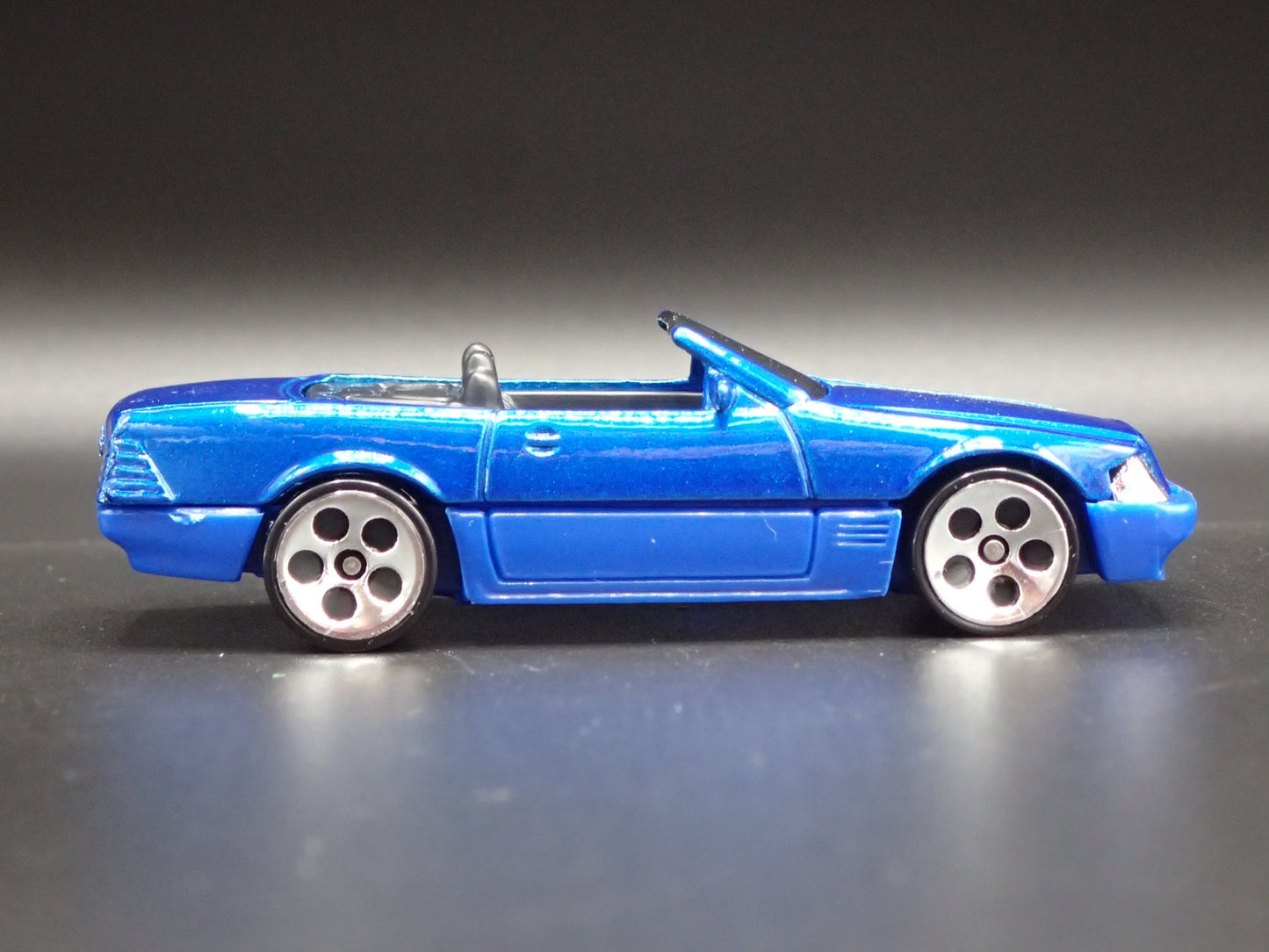 1988-2001 MERCEDES-BENZ 500 SL CONVERTIBLE 1:64 SCALE DIORAMA DIECAST MODEL CAR