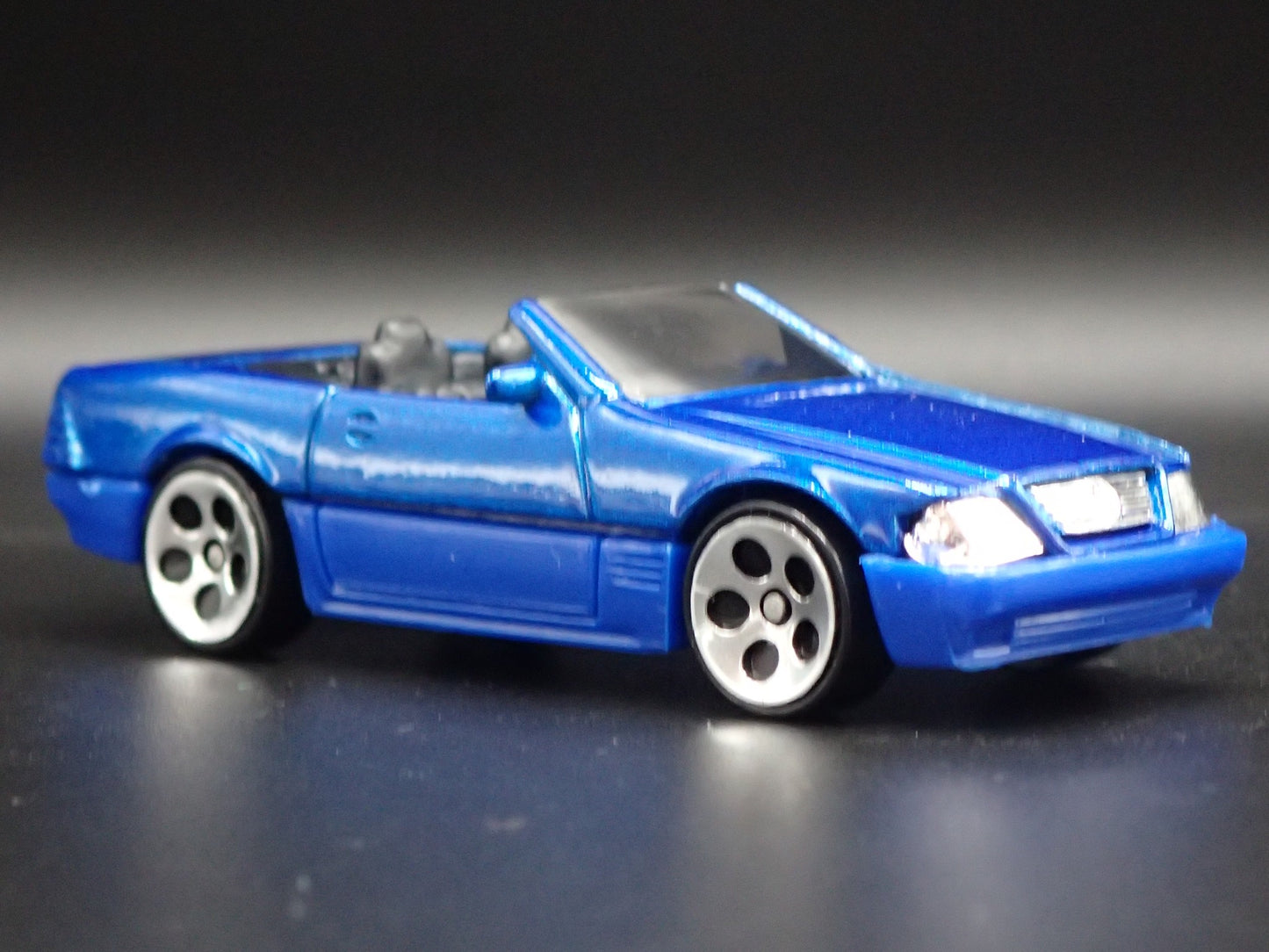 1988-2001 MERCEDES-BENZ 500 SL CONVERTIBLE 1:64 SCALE DIORAMA DIECAST MODEL CAR
