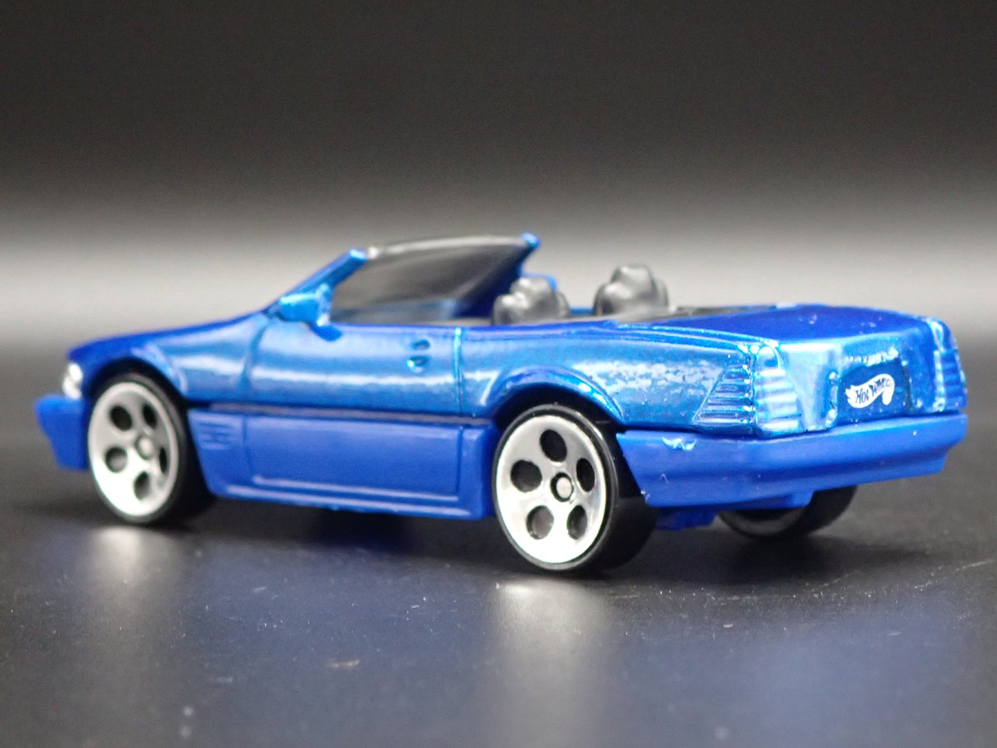 1988-2001 MERCEDES-BENZ 500 SL CONVERTIBLE 1:64 SCALE DIORAMA DIECAST MODEL CAR