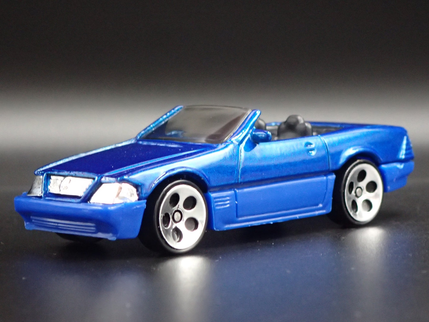 1988-2001 MERCEDES-BENZ 500 SL CONVERTIBLE 1:64 SCALE DIORAMA DIECAST MODEL CAR