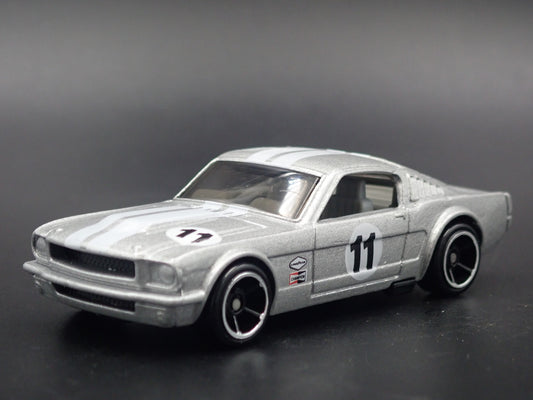 1965 65 FORD MUSTANG FASTBACK 2+2 RARE 1:64 SCALE DIORAMA DIECAST MODEL CAR