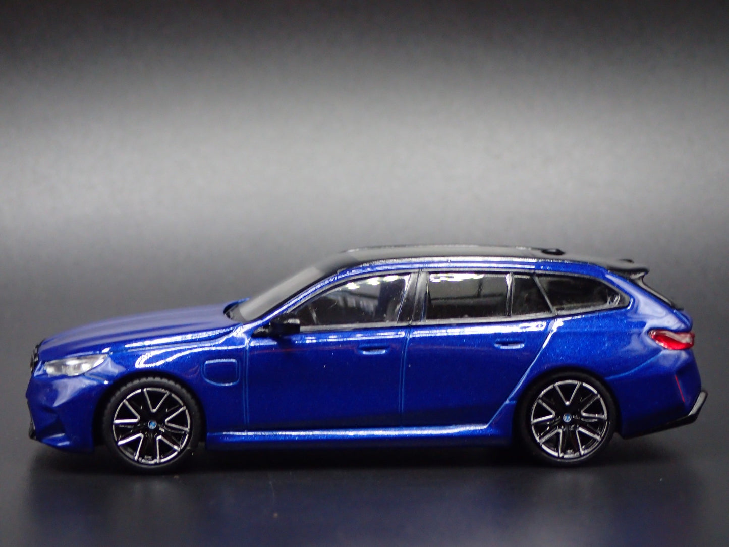 BMW M5 TOURING STATION WAGON BLUE 1/64 SCALE DIORAMA DIECAST MODEL CAR
