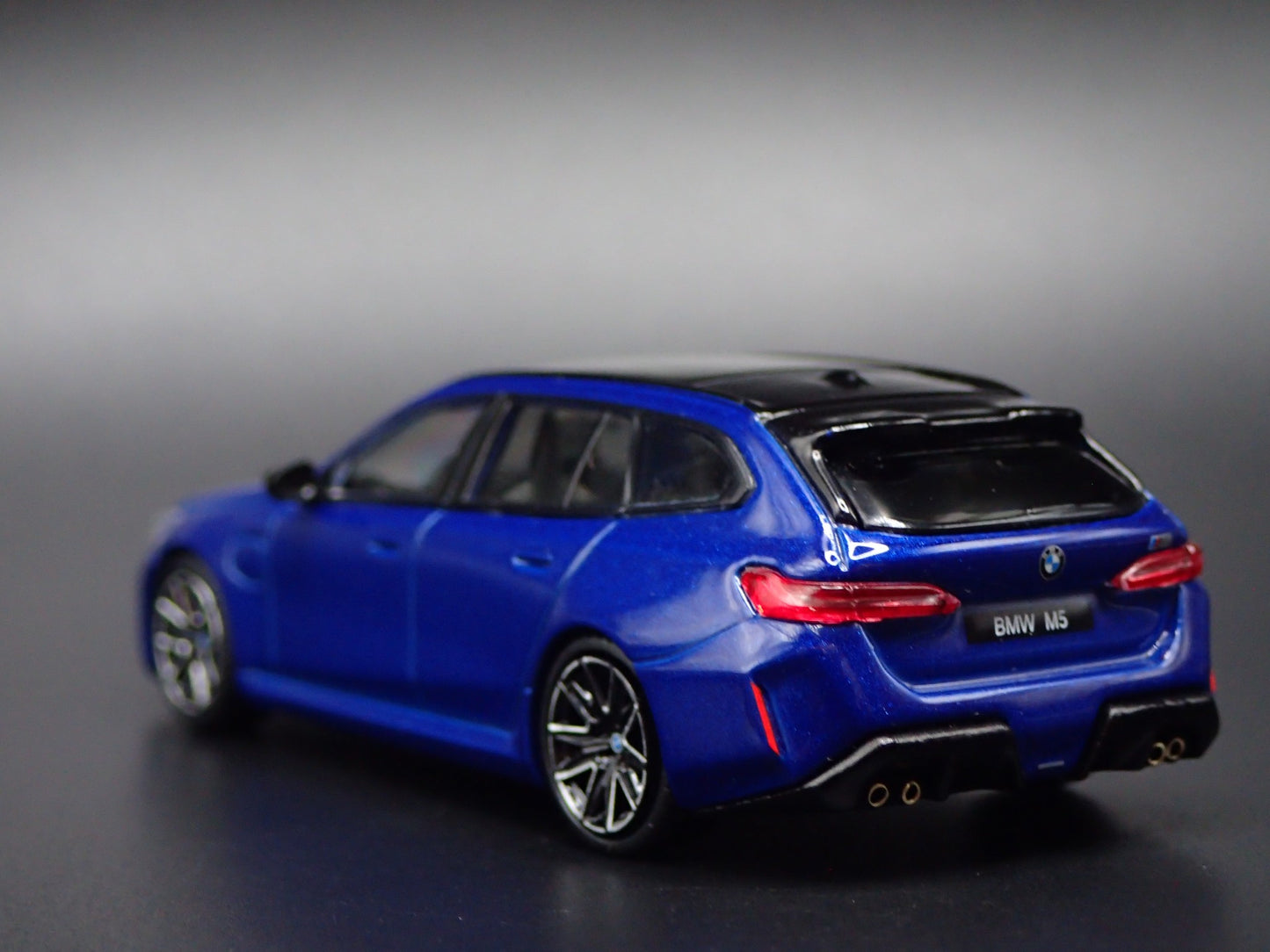 BMW M5 TOURING STATION WAGON BLUE 1/64 SCALE DIORAMA DIECAST MODEL CAR