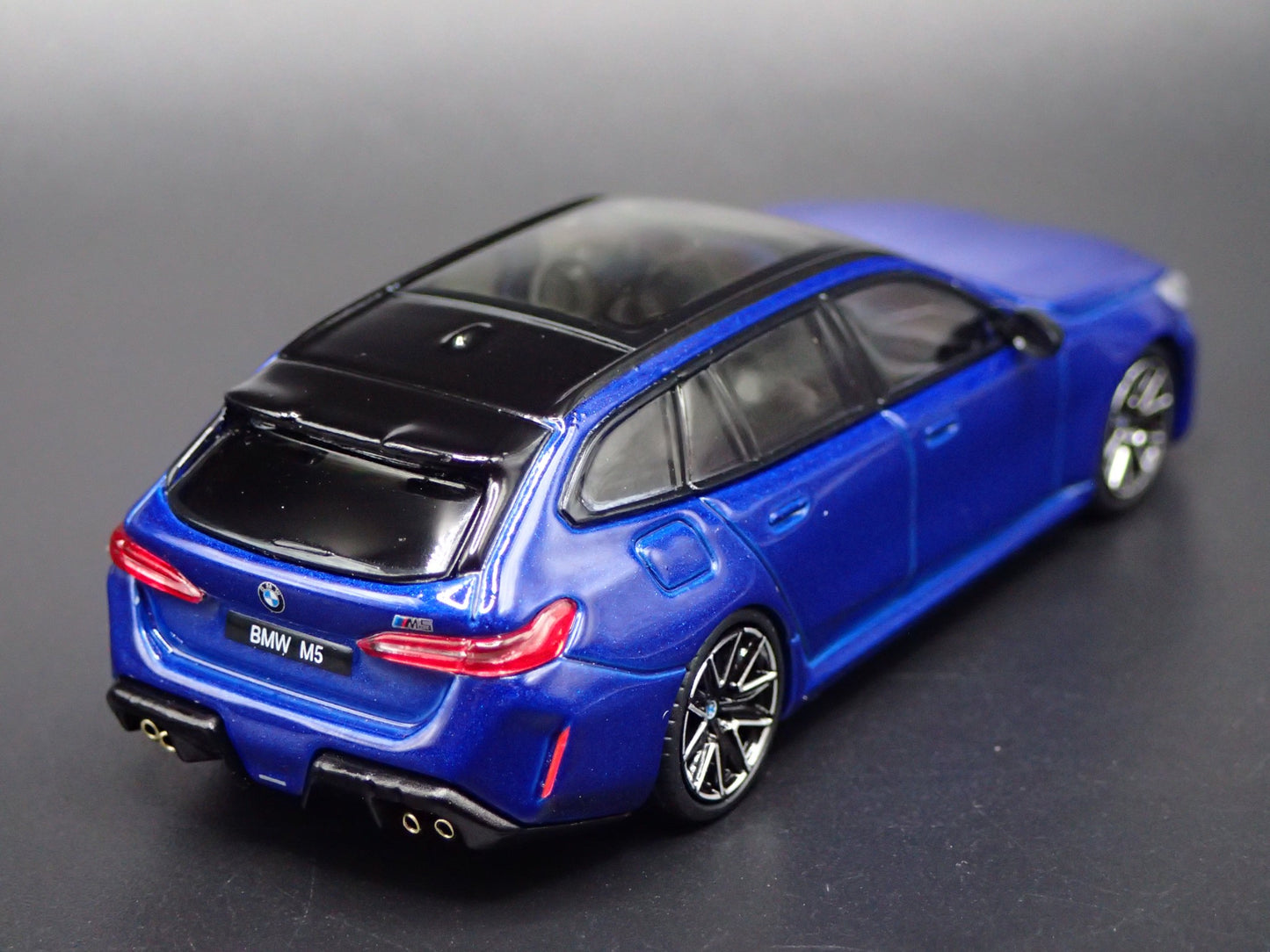 BMW M5 TOURING STATION WAGON BLUE 1/64 SCALE DIORAMA DIECAST MODEL CAR