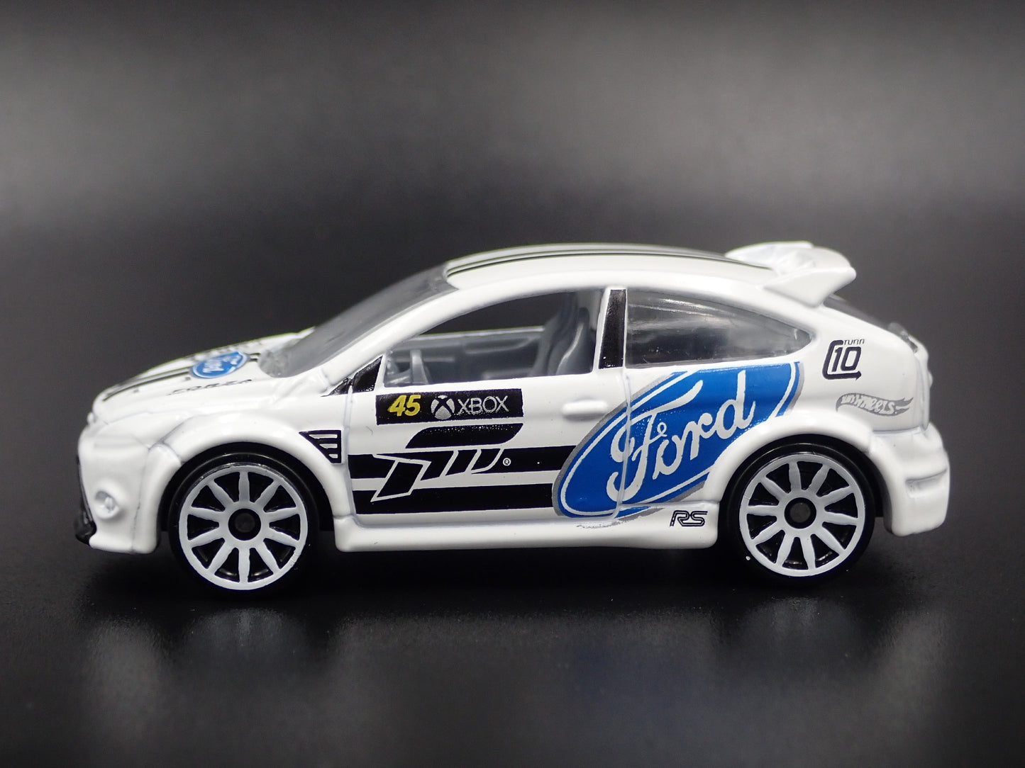 2011-2018 FORD FOCUS RS WHITE 1:64 SCALE COLLECTIBLE DIORAMA DIECAST MODEL CAR