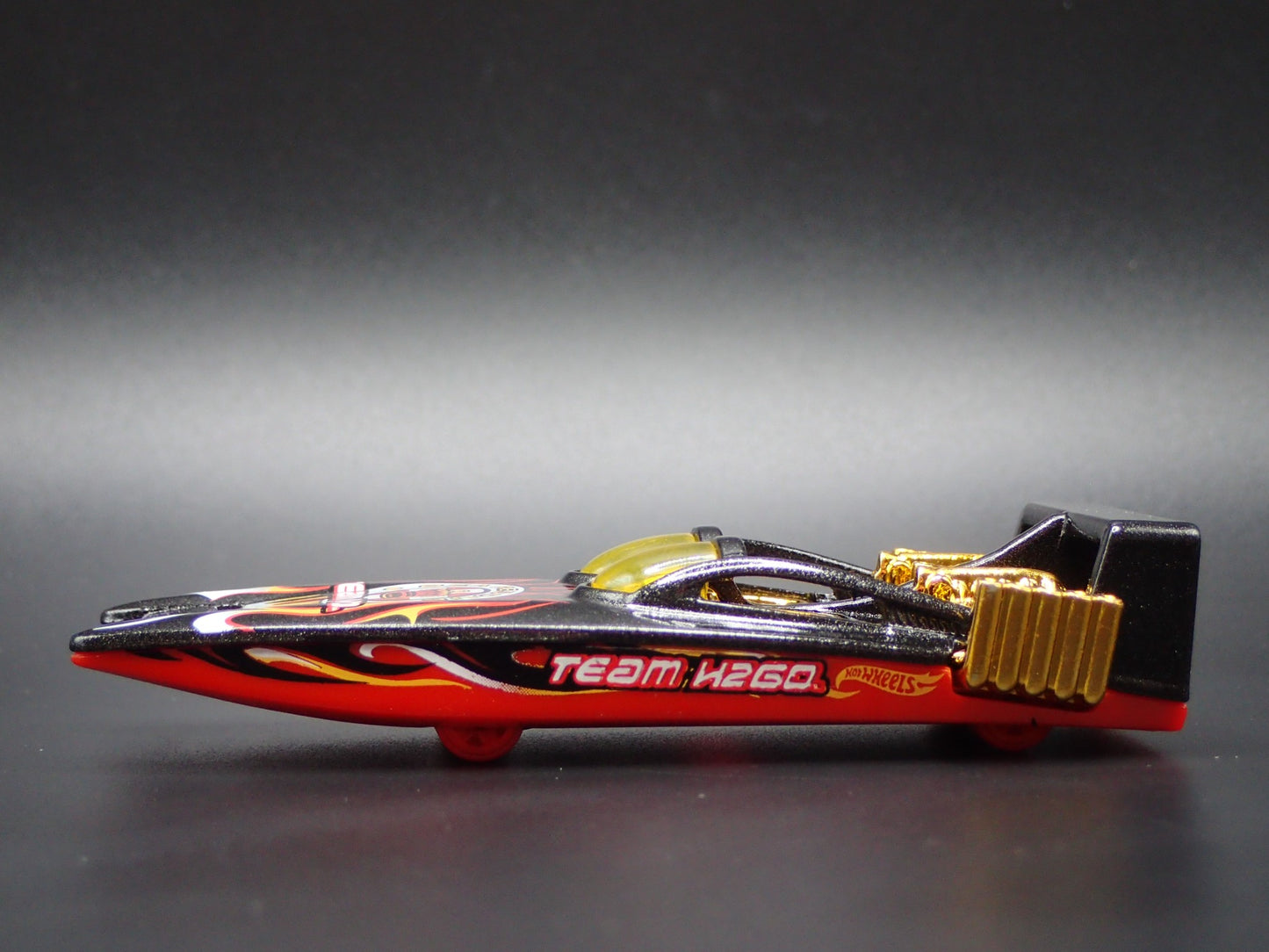 SPEED BOAT RACING BLACK 1:64 HW SCALE COLLECTIBLE DIORAMA DIECAST MODEL CAR