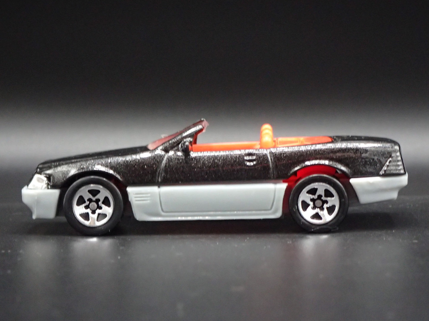 1988-2001 MERCEDES-BENZ 500 SL CONVERTIBLE 1:64 SCALE DIORAMA DIECAST MODEL CAR