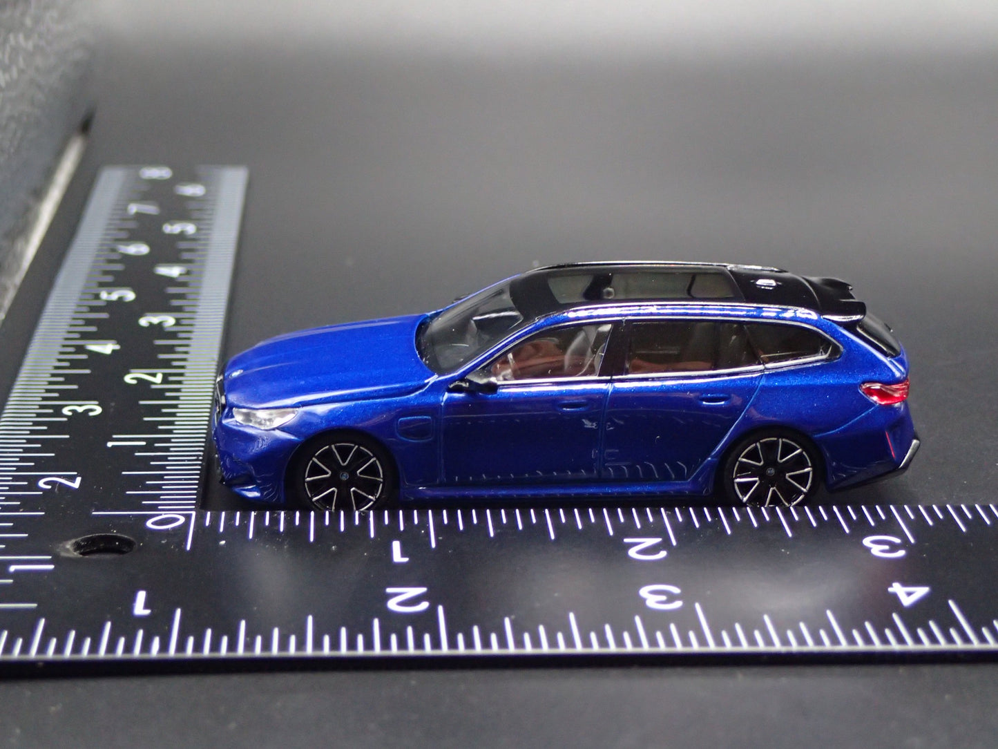 BMW M5 TOURING STATION WAGON BLUE 1/64 SCALE DIORAMA DIECAST MODEL CAR