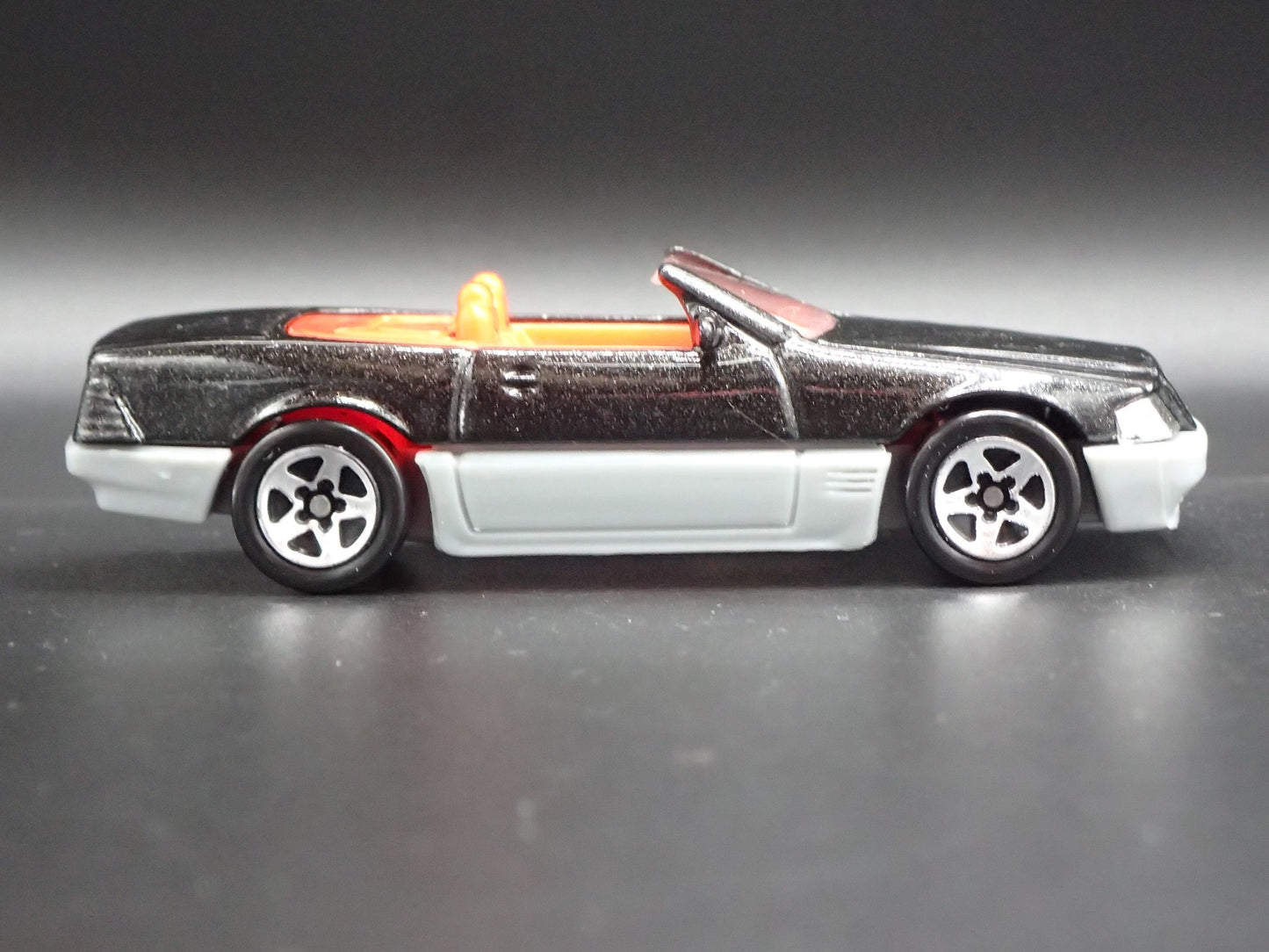 1988-2001 MERCEDES-BENZ 500 SL CONVERTIBLE 1:64 SCALE DIORAMA DIECAST MODEL CAR