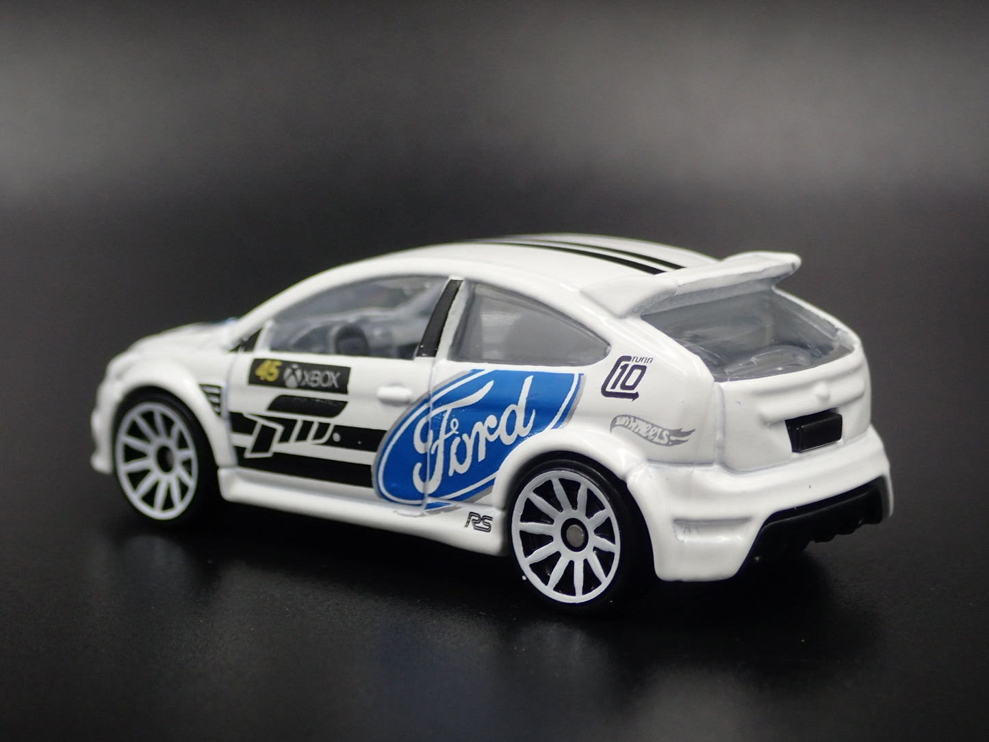 2011-2018 FORD FOCUS RS WHITE 1:64 SCALE COLLECTIBLE DIORAMA DIECAST MODEL CAR