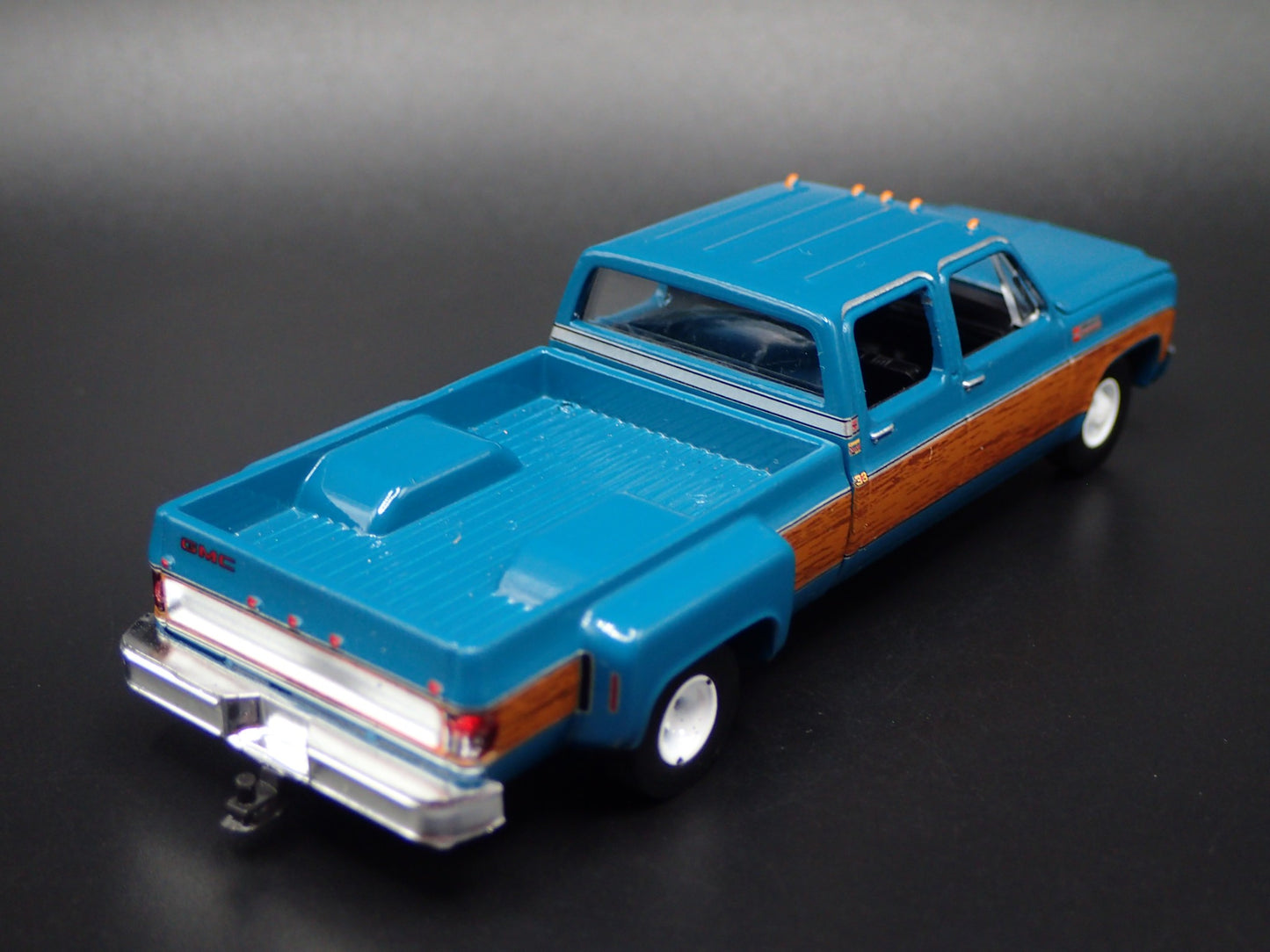 1973 GMC SIERRA 3500 DUALLY SQUAREBODY TRUCK  HITCH 1/64 SCALE DIECAST MODEL CAR