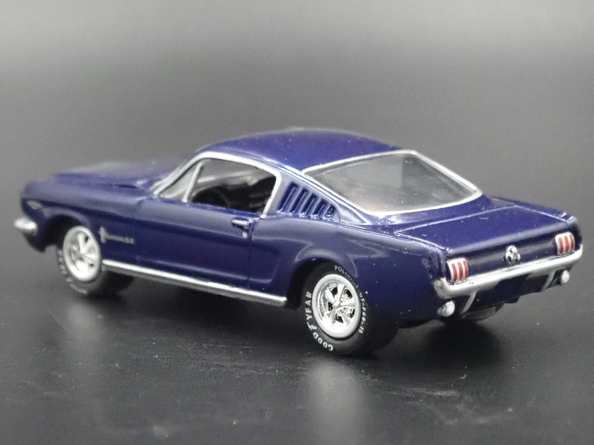 1965 FORD MUSTANG FASTBACK 2+2 RARE 1:64 COLLECTIBLE DIORAMA DIECAST MODEL CAR-Burning Rubber Toy Company