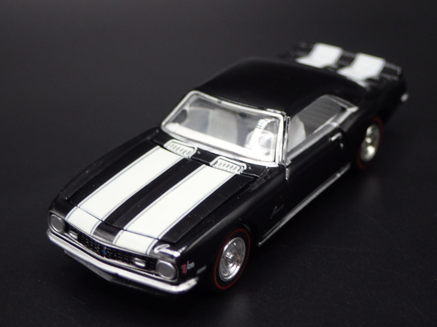 1968 68 CHEVY CHEVROLET CAMARO Z/28 BLACK 1:64 SCALE DIORAMA DIECAST MODEL CAR