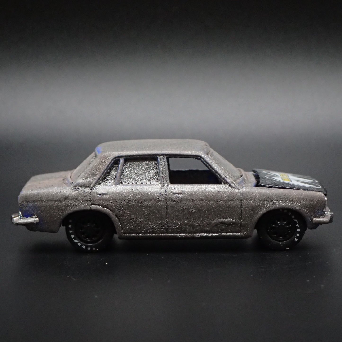 1967-1973 DATSUN BLUEBIRD 1600SSS MOONEYES BARN FIND 1:64 DIECAST MODEL CAR