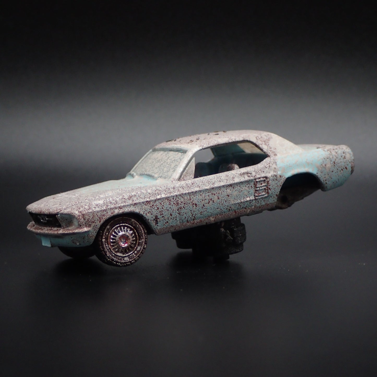 1967 67 FORD MUSTANG COUPE BARN FIND 1:64 SCALE DIORAMA DIECAST MODEL CAR