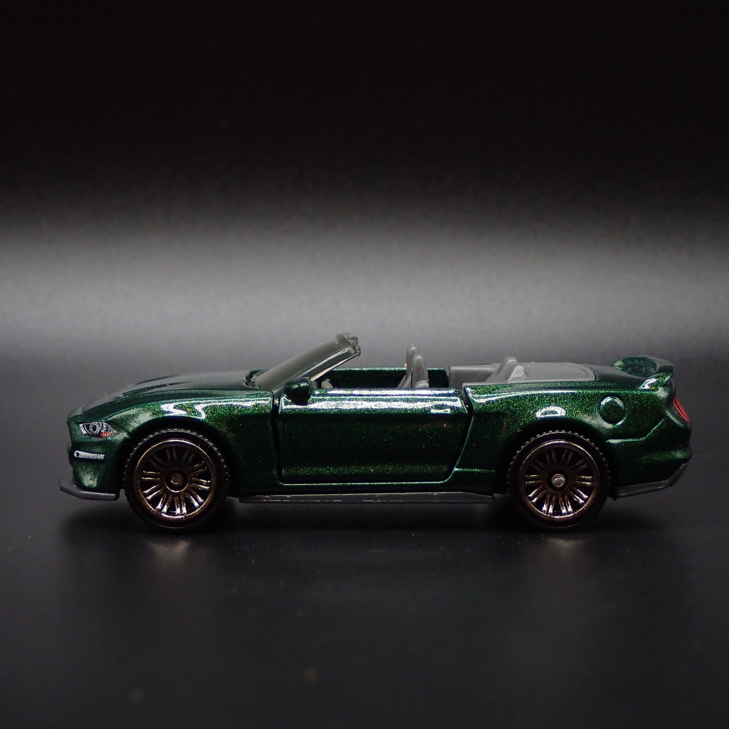 2018-2023 FORD MUSTANG CONVERTIBLE GREEN 1/64 SCALE DIORAMA DIECAST MODEL CAR