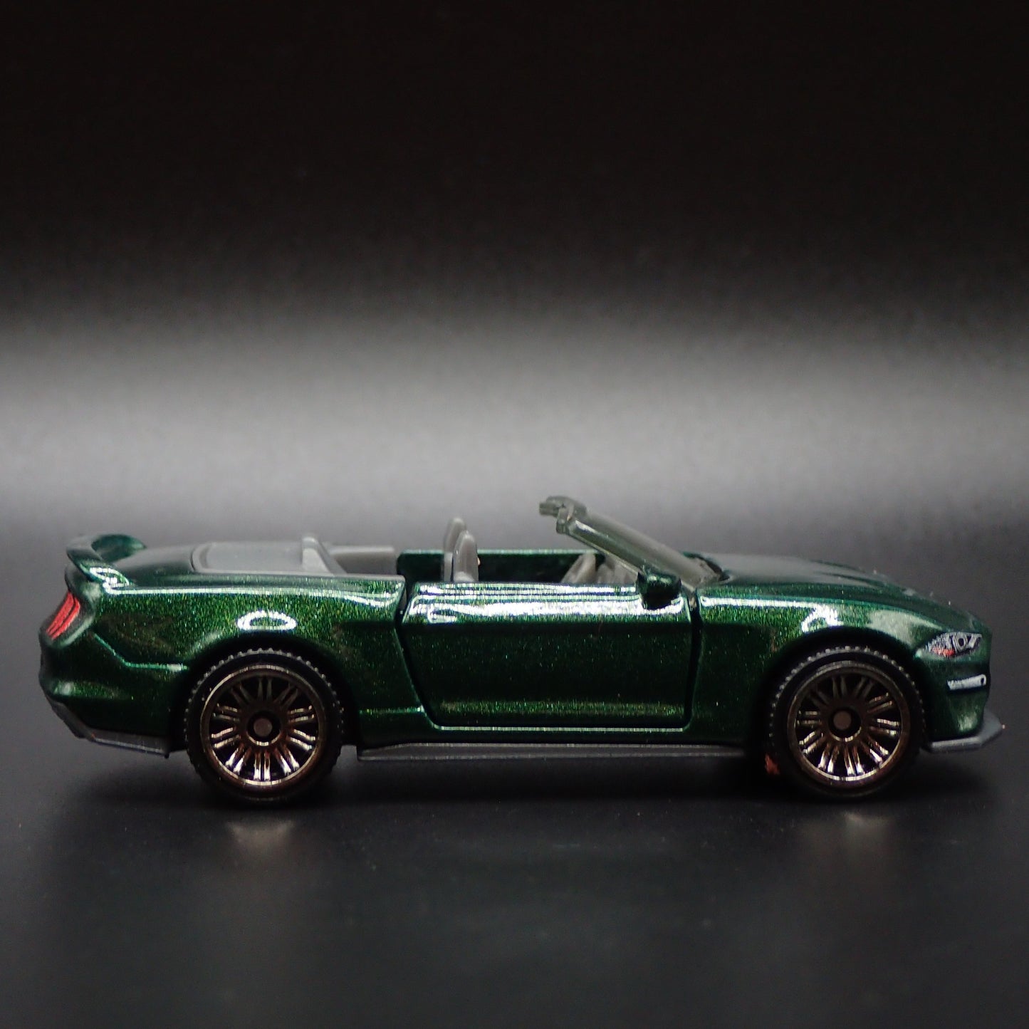 2018-2023 FORD MUSTANG CONVERTIBLE GREEN 1/64 SCALE DIORAMA DIECAST MODEL CAR
