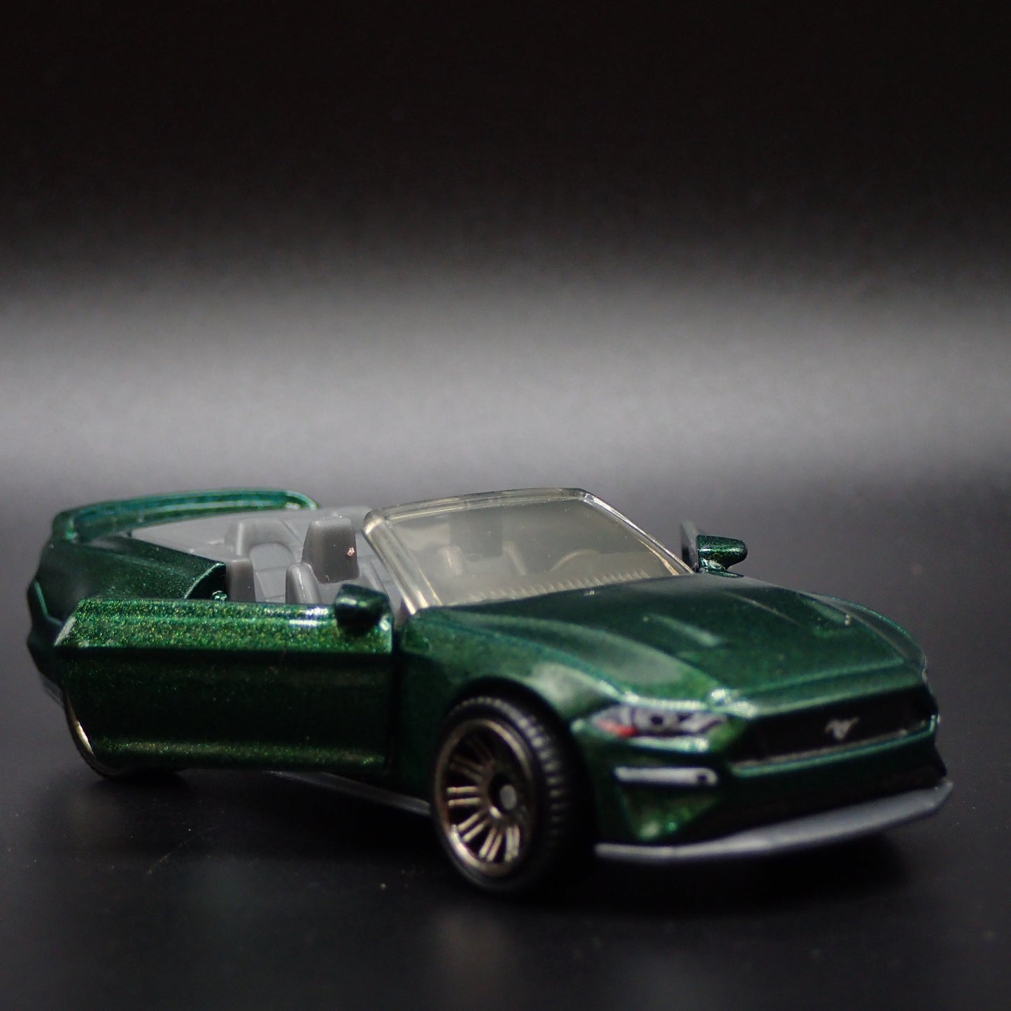 2018-2023 FORD MUSTANG CONVERTIBLE GREEN 1/64 SCALE DIORAMA DIECAST MODEL CAR