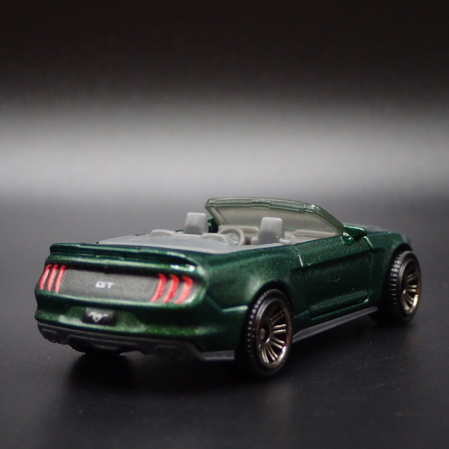 2018-2023 FORD MUSTANG CONVERTIBLE GREEN 1/64 SCALE DIORAMA DIECAST MODEL CAR