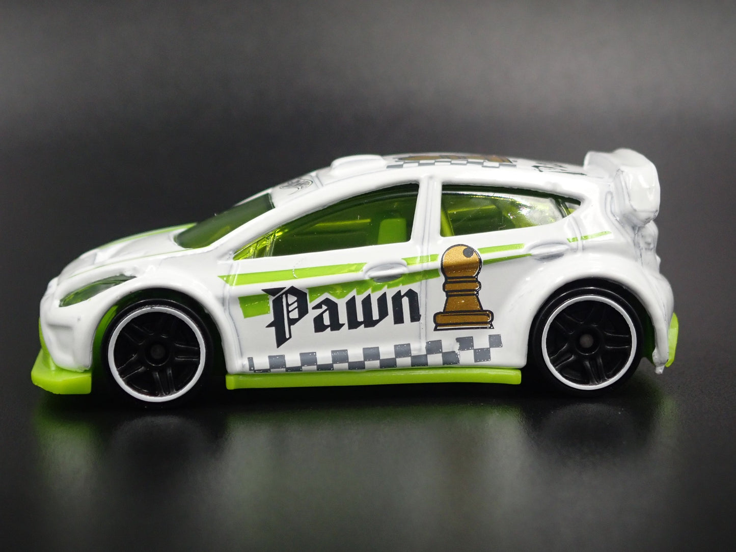 2009 - 2017 FORD FIESTA WHITE 1:64 SCALE COLLECTIBLE DIORAMA DIECAST MODEL CAR