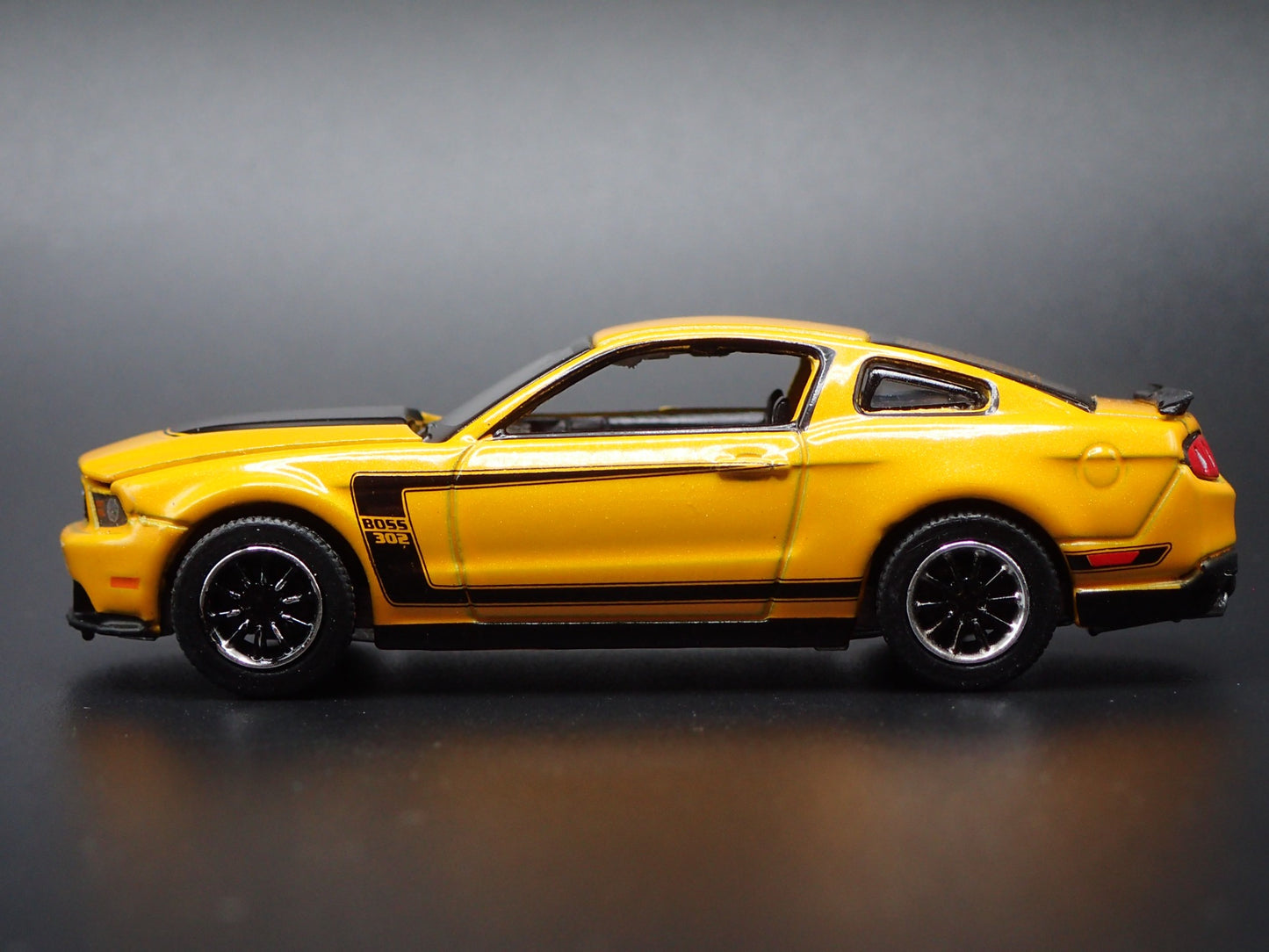 2012 12 FORD MUSTANG BOSS 302 YELLOW 1/64 SCALE COLLECTIBLE DIECAST MODEL CAR