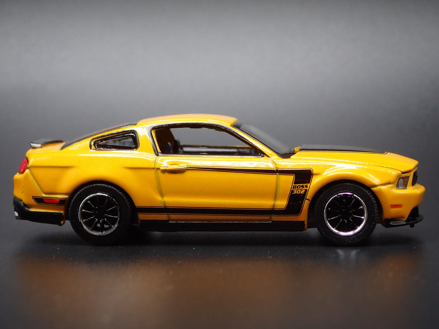 2012 12 FORD MUSTANG BOSS 302 YELLOW 1/64 SCALE COLLECTIBLE DIECAST MODEL CAR