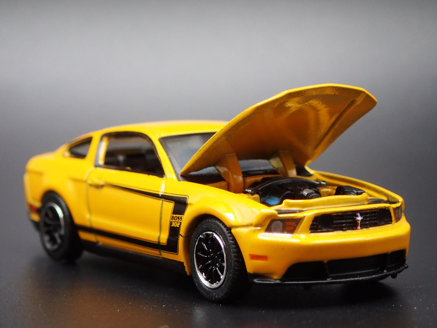 2012 12 FORD MUSTANG BOSS 302 YELLOW 1/64 SCALE COLLECTIBLE DIECAST MODEL CAR