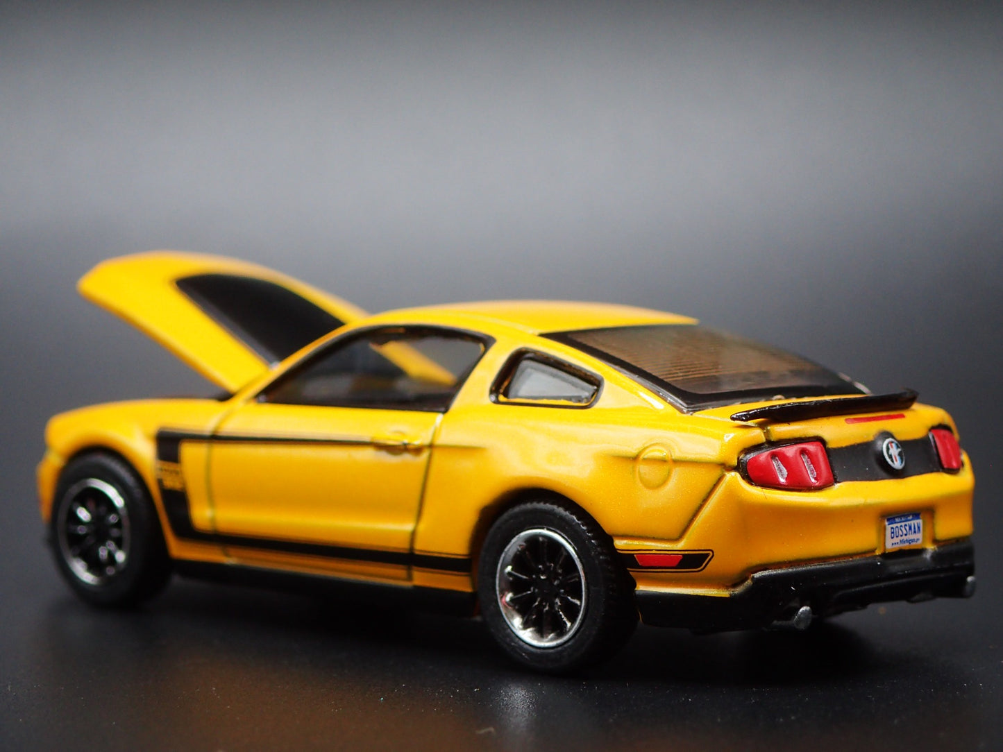 2012 12 FORD MUSTANG BOSS 302 YELLOW 1/64 SCALE COLLECTIBLE DIECAST MODEL CAR