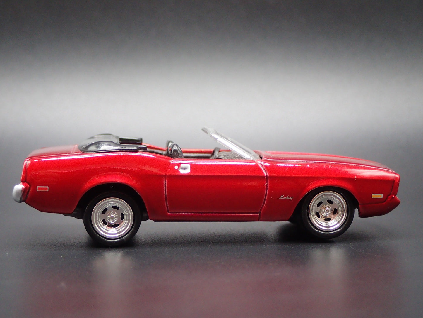 1971-1973 FORD MUSTANG CONVERTIBLE RED 1/64 SCALE DIORAMA DIECAST MODEL CAR